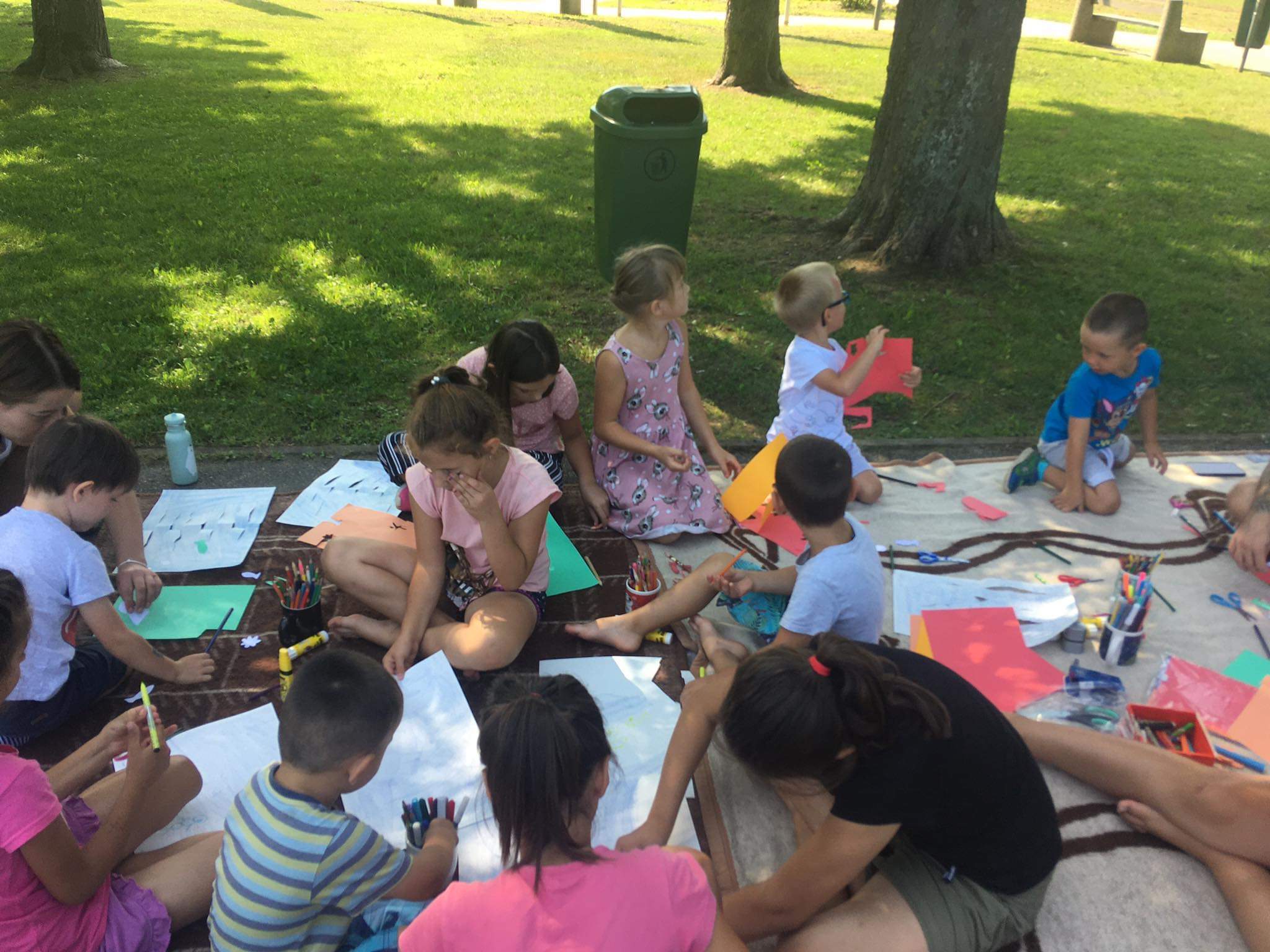 Branje pod kostanji foto Anja Tlakar