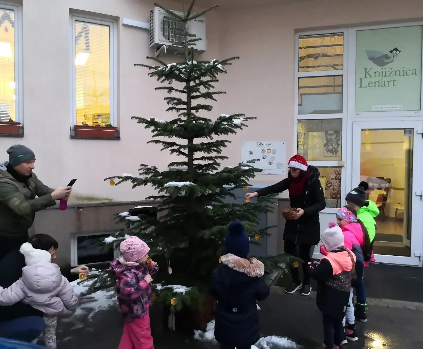 PU okrasitev smrečice